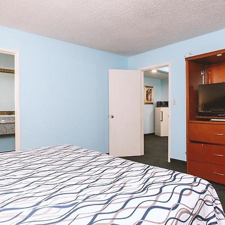 Sky-Palace Inn & Suites Wichita East Esterno foto