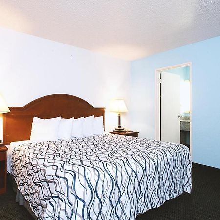 Sky-Palace Inn & Suites Wichita East Esterno foto