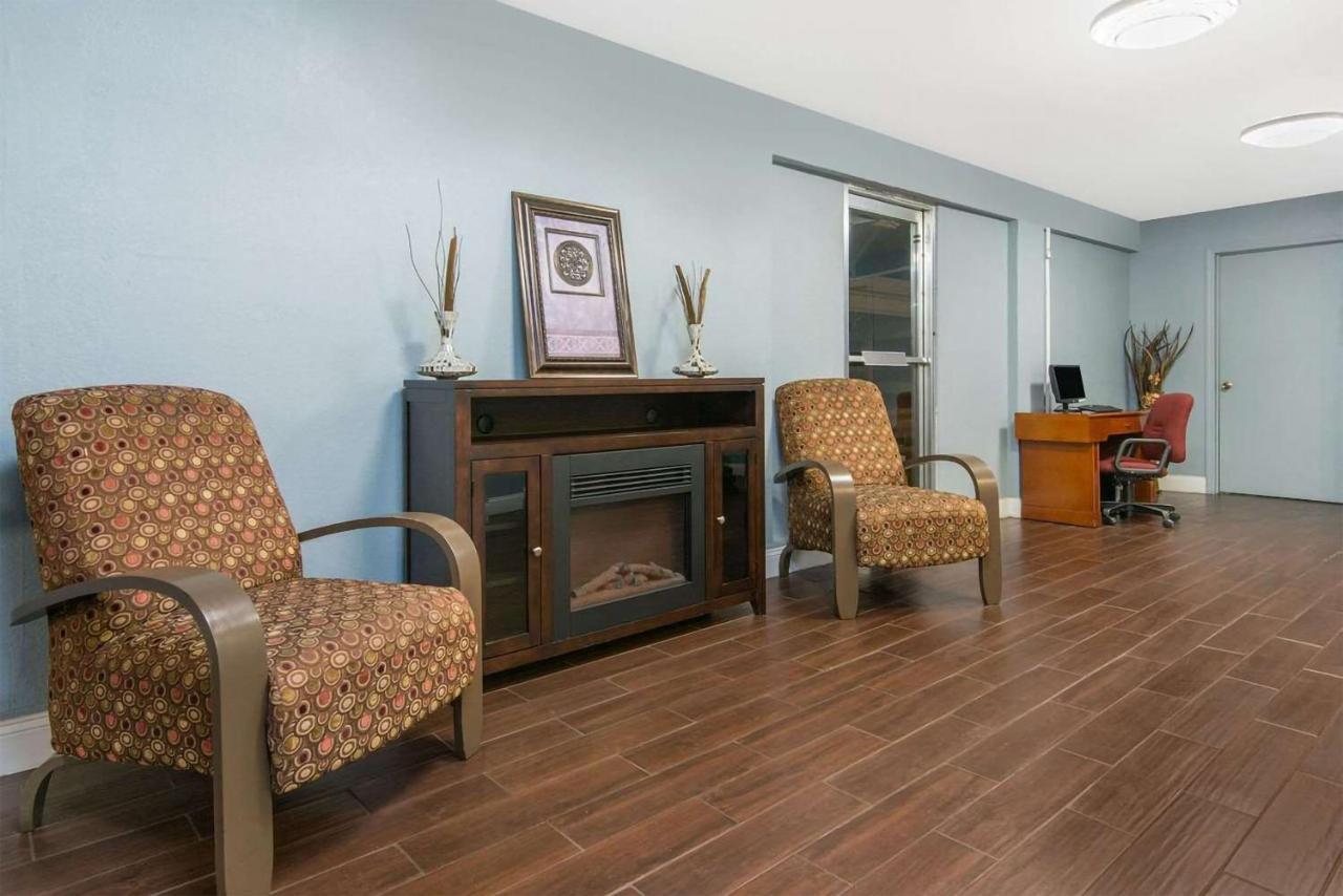 Sky-Palace Inn & Suites Wichita East Esterno foto