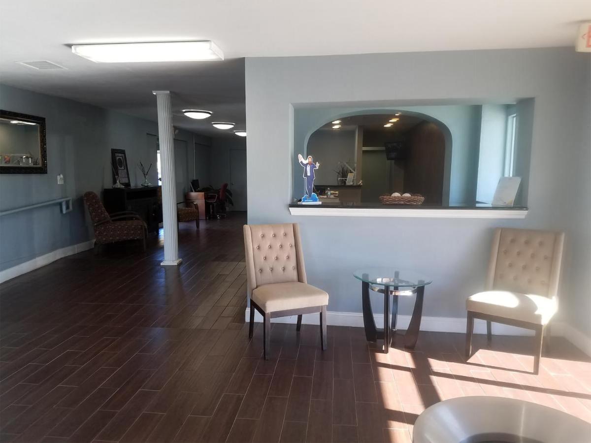 Sky-Palace Inn & Suites Wichita East Esterno foto