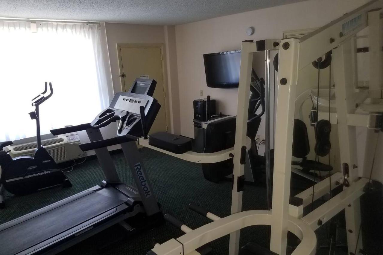 Sky-Palace Inn & Suites Wichita East Esterno foto