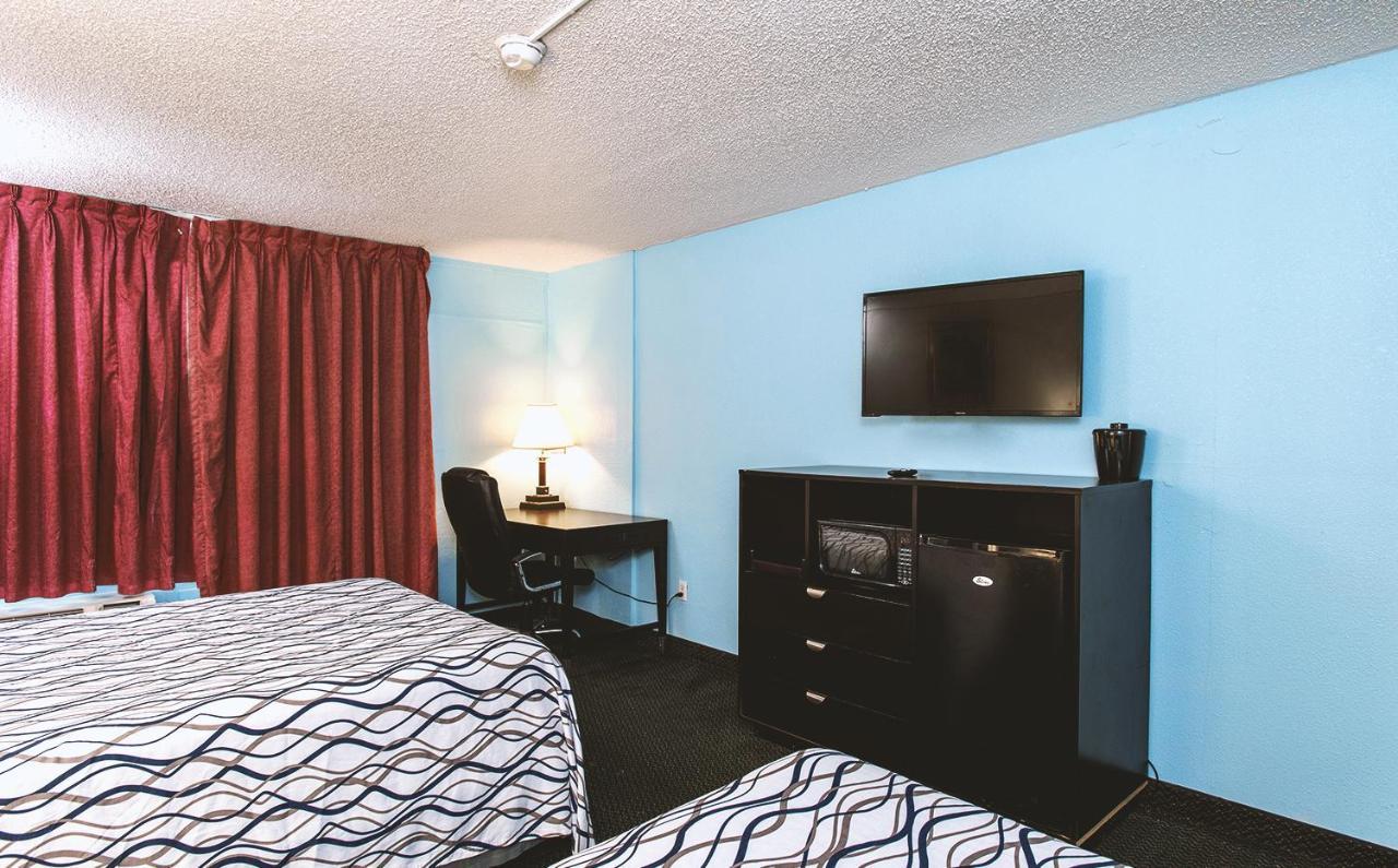 Sky-Palace Inn & Suites Wichita East Esterno foto