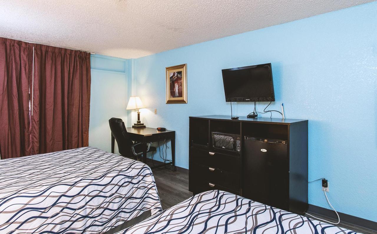 Sky-Palace Inn & Suites Wichita East Esterno foto