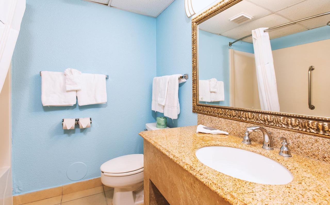 Sky-Palace Inn & Suites Wichita East Esterno foto