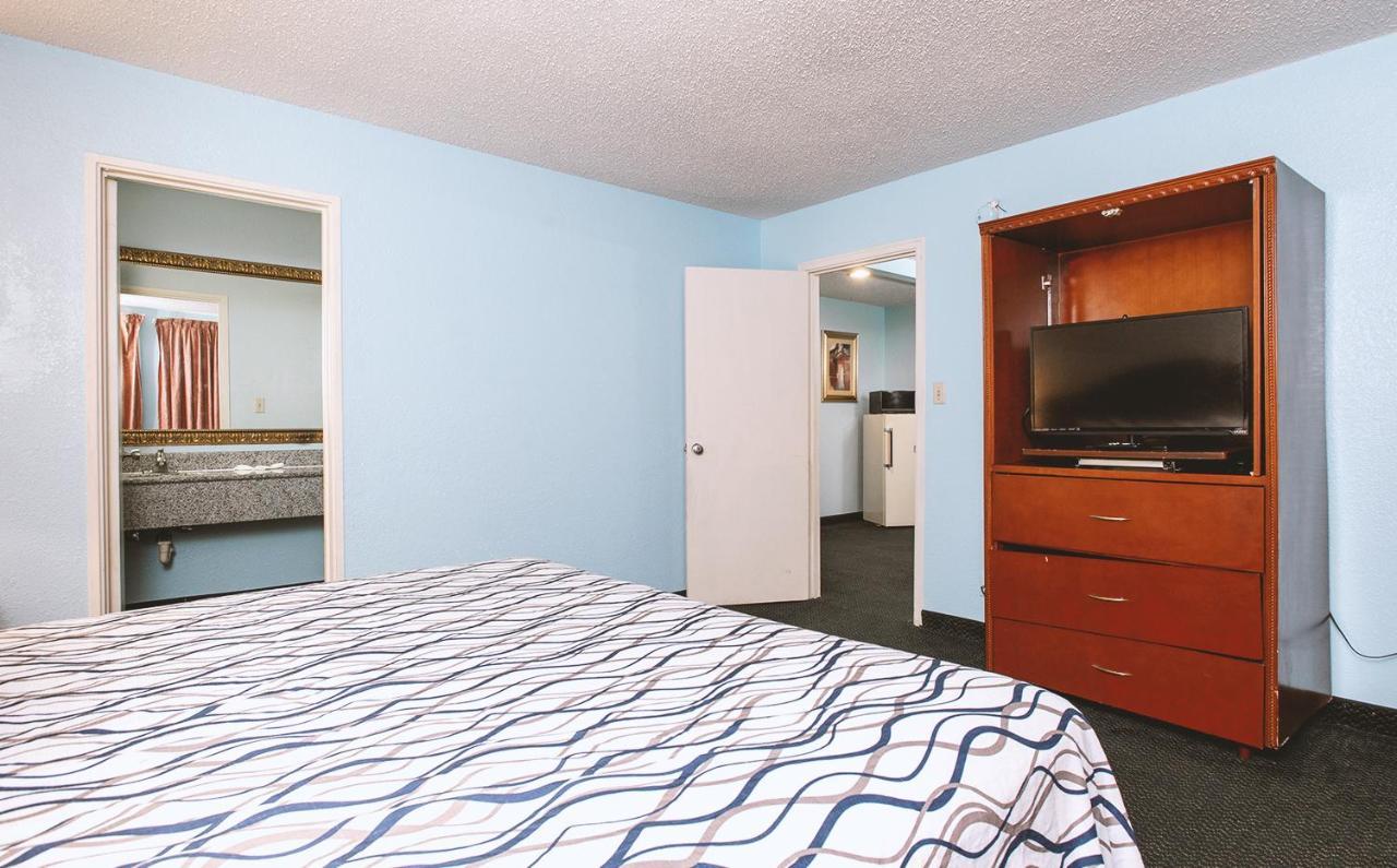 Sky-Palace Inn & Suites Wichita East Esterno foto