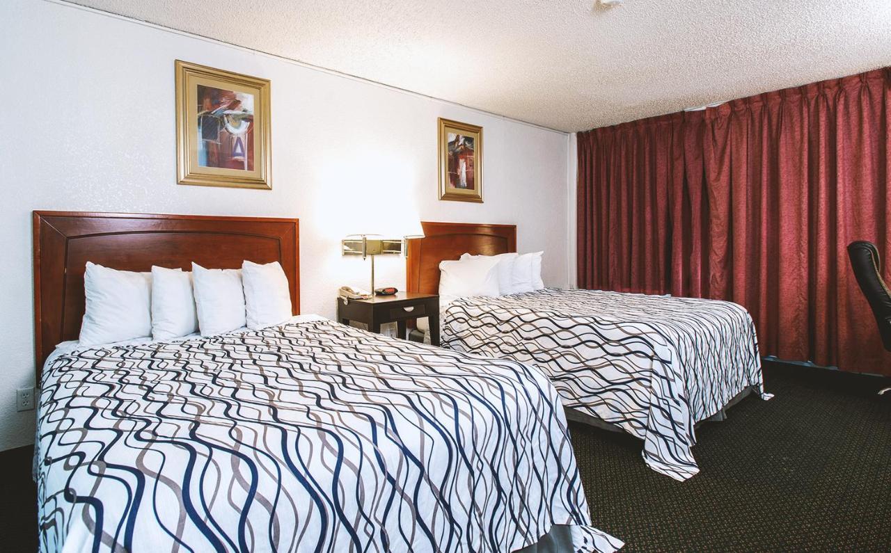 Sky-Palace Inn & Suites Wichita East Esterno foto