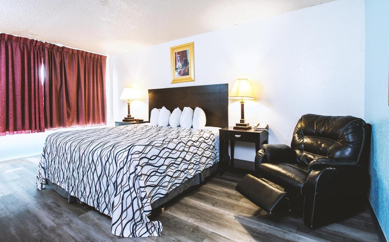 Sky-Palace Inn & Suites Wichita East Esterno foto