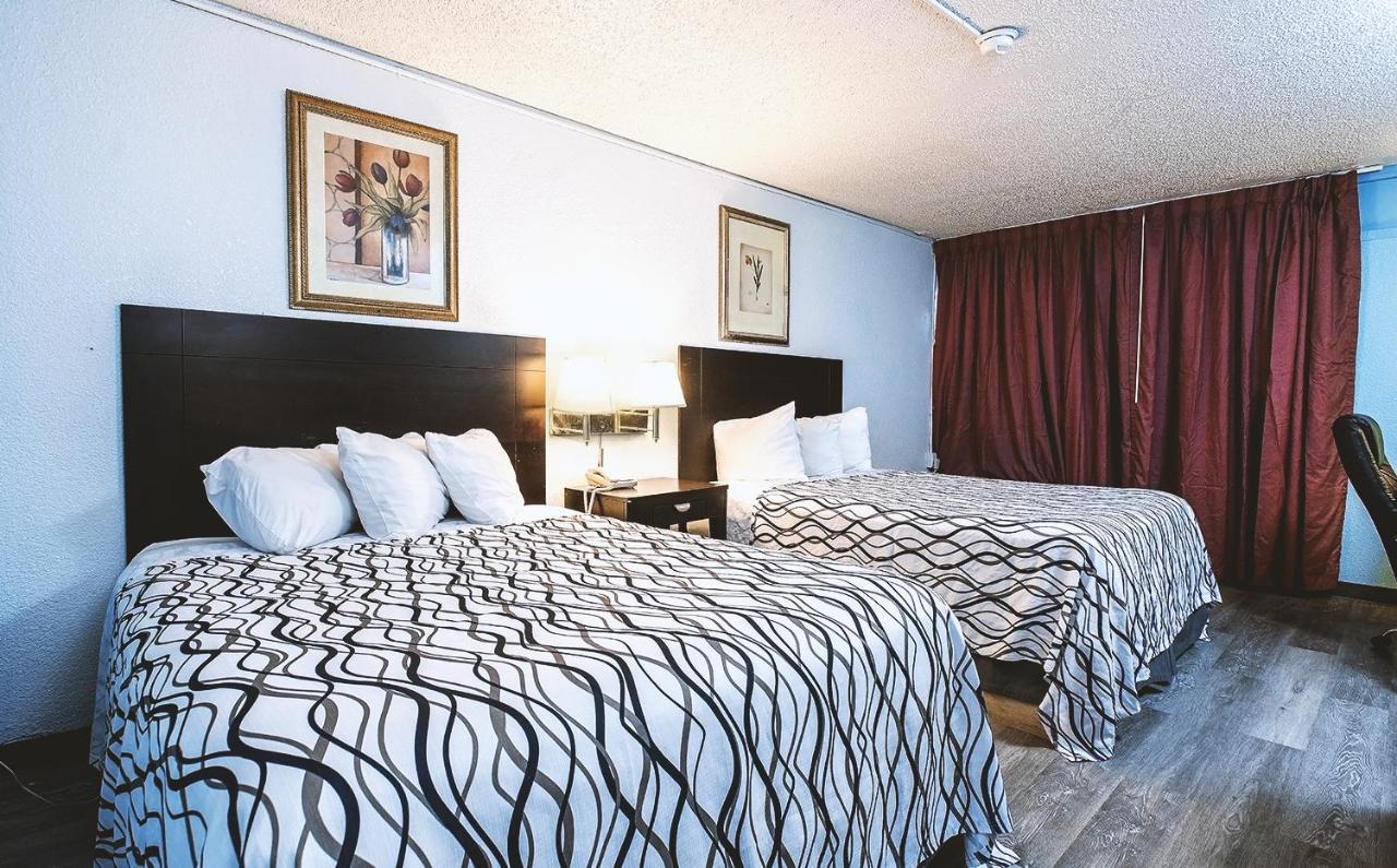 Sky-Palace Inn & Suites Wichita East Esterno foto