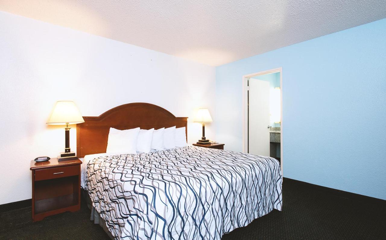 Sky-Palace Inn & Suites Wichita East Esterno foto